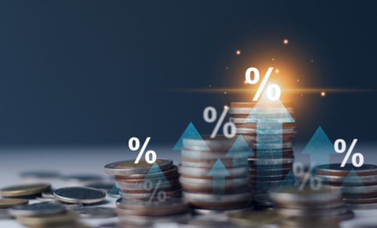 Pilhas de moedas com ícones de porcentagem iluminados, simbolizando o apoio a investimentos no exterior e a atração de capital estrangeiro para integrar o Brasil aos mercados globais.