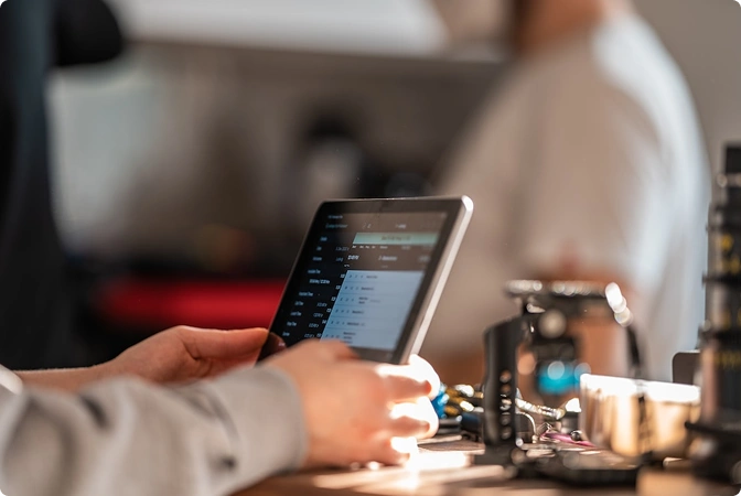 Pessoa segura tablet com dados, ferramenta da CNI sobre economia circular.