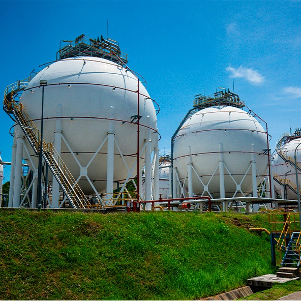 Estrutura com esferas de armazenamento de gás em
instalação industrial, utilizadas para estocar
combustíveis sob alta pressão.