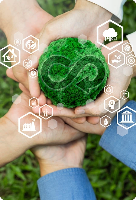 Seis mãos de pessoas diferentes seguram juntas um globo verde coberto de musgo com o símbolo do infinito, representando a economia circular e a colaboração para a sustentabilidade ambiental.