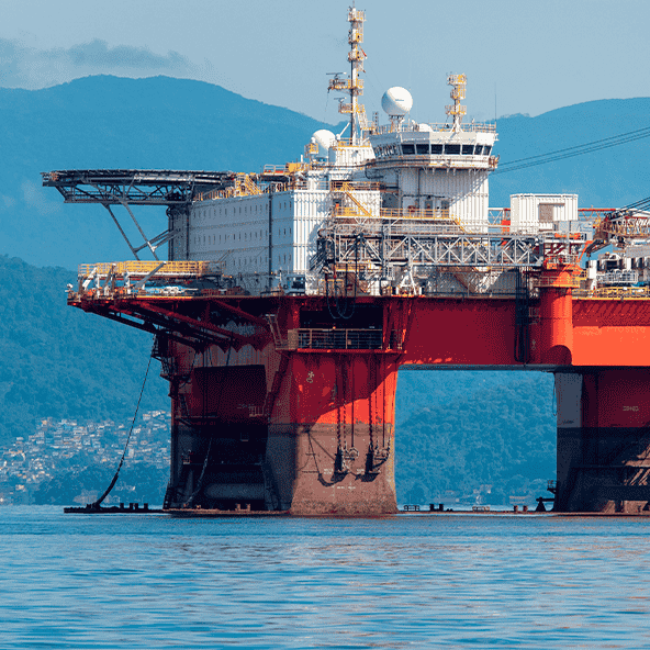 Plataforma de petróleo offshore ancorada no mar, com estrutura de extração e operação
                             em águas profundas, representando a exploração de petróleo no Brasil.